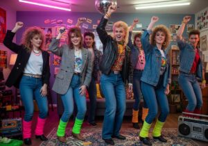 Mladí ľudia v 80. rokoch tancujú v izbovej párty s neonovým oblečením a retro dekoráciami