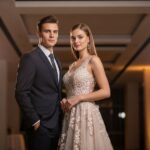 Mladý muž a žena v štýlovom formálnom oblečení na luxusnej párty v modernom prostredí