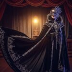 Osoba v gotickom magickom kostýme na tajomnej divadelnej scéne s tmavými závesmi a dramatickou maskou.